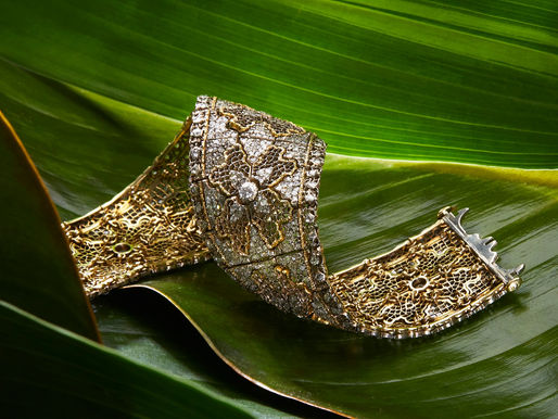 Buccellati: The design comes to light and levitates upon the impalpable honeycomb texture