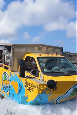 De amfibiebus van Splashy Iguana rijdt het water in op Curaçao