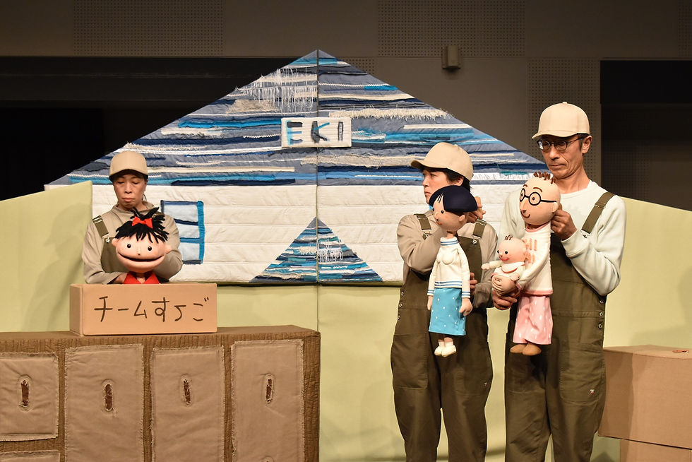 息の合った3人の俳優が、それぞれの個性を活かして舞台をつくり上げます