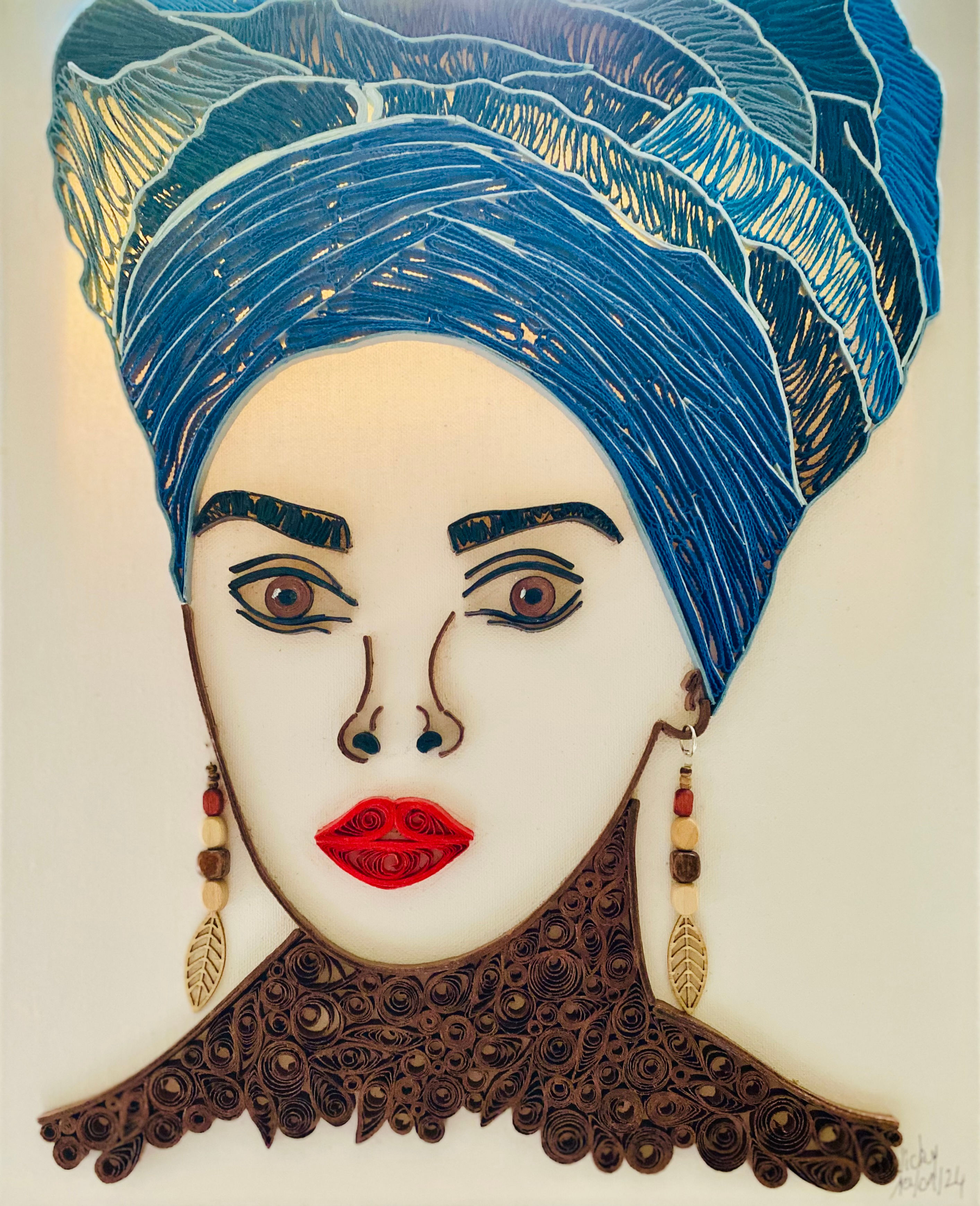 Portrait d'une femme avec un turban bleu, des boucles d'oreilles, et des lèvres rouges.