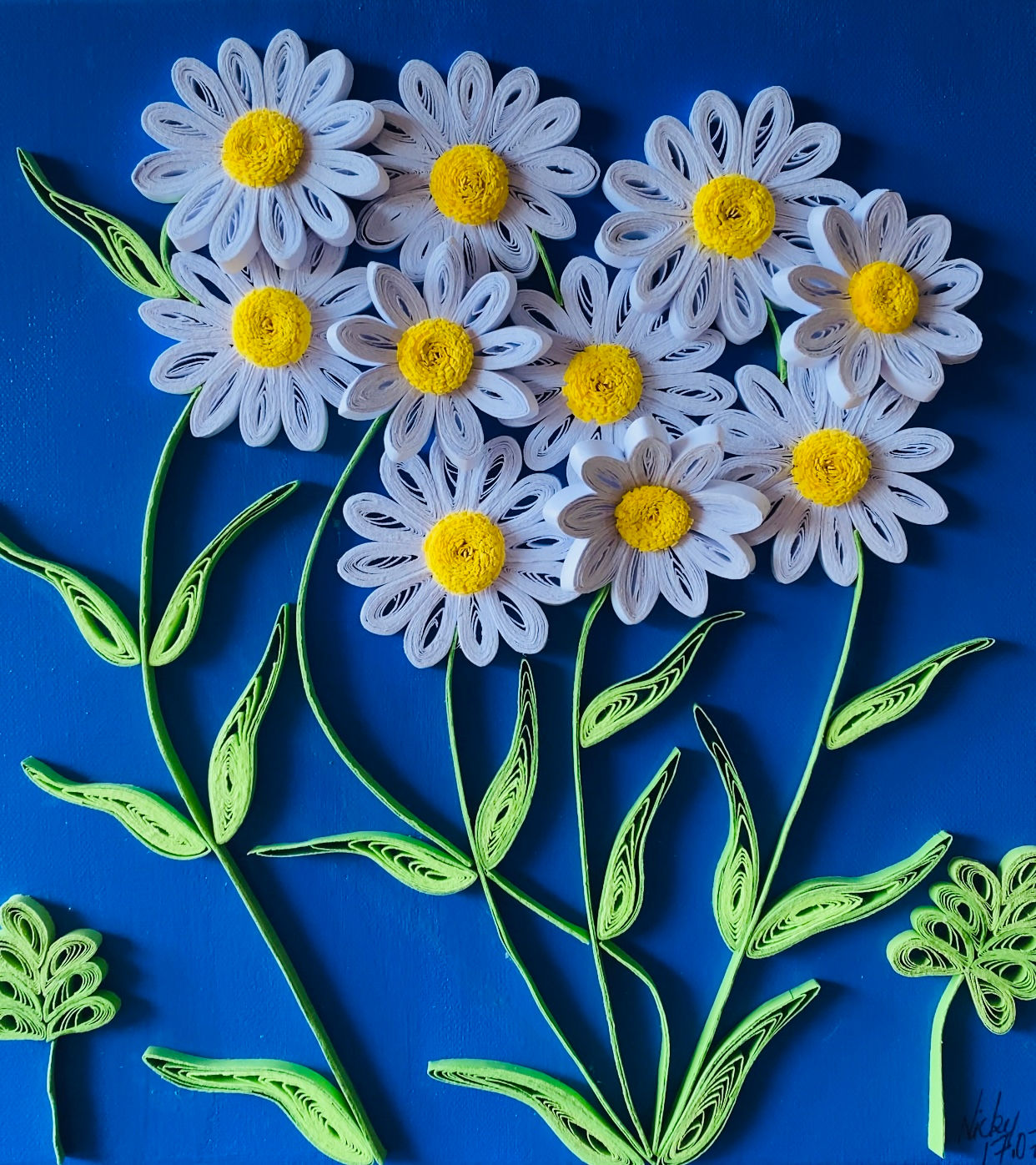 Paper daisies on a blue background, intricate artwork, Nicole Louviers Artiste Art thérapeute