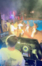 DJ de mariage à Marrakech, danseurs près de la piscine.