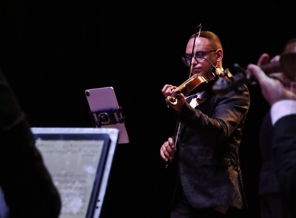 Musicien en costume jouant du violon