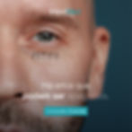 Uma pessoa com uma tatuagem na cara e texto que diz que é possÃvel remover uma tatuagem.