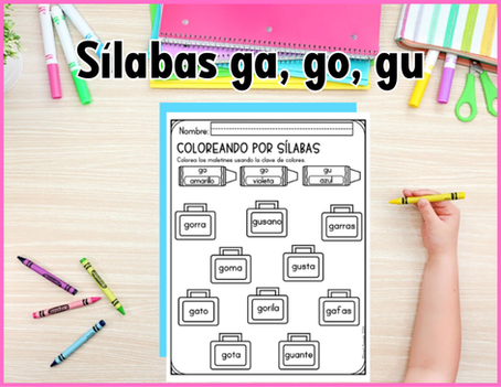 Hoja escolar de sílabas ga, go, gu; una mano sostiene un crayón amarillo sobre fichas de colores en una mesa con útiles.
