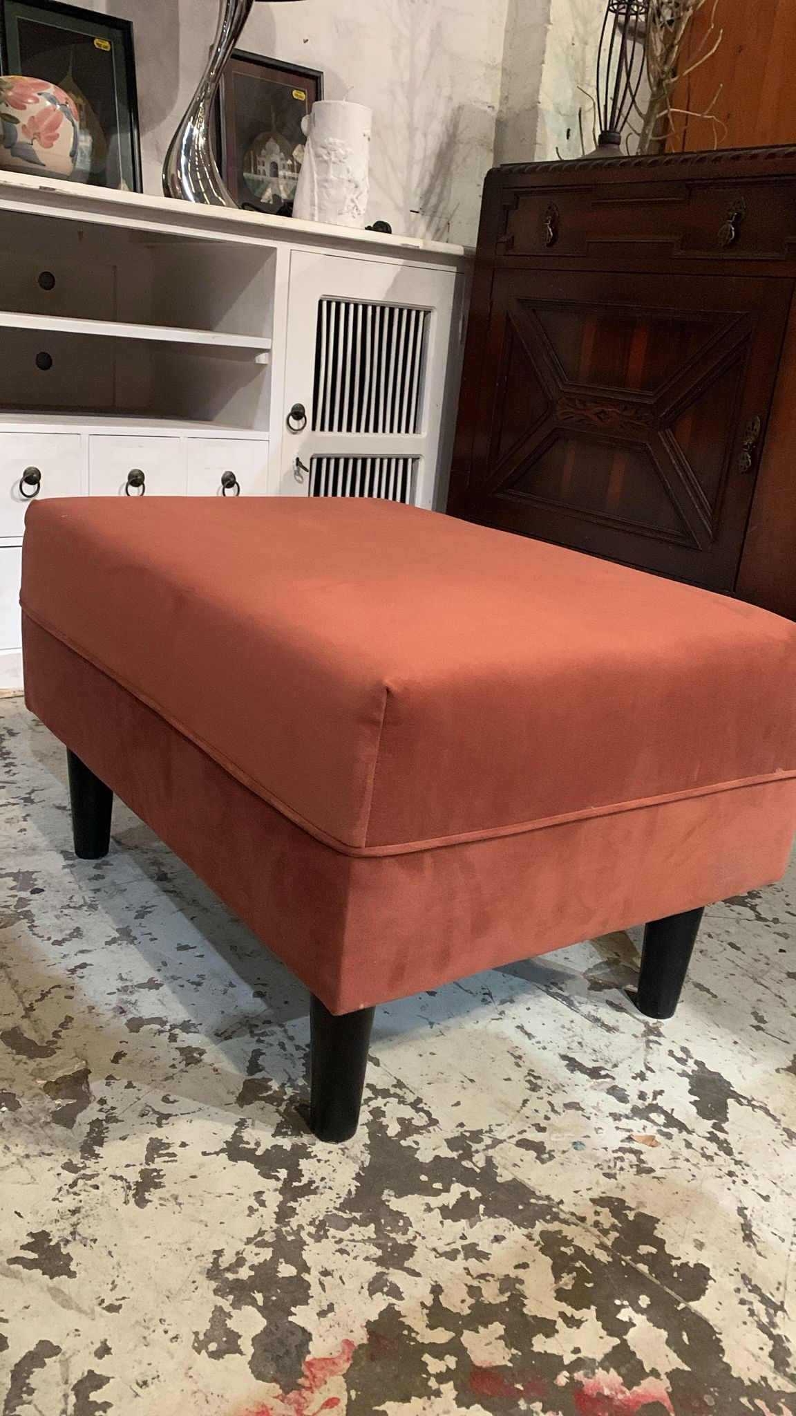 Modern Reddish Ottoman – Compact and Comfortable for Any Space