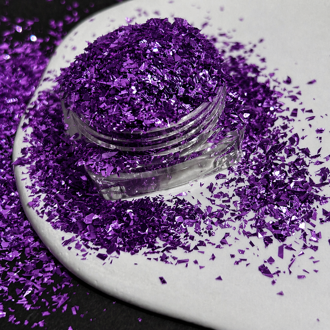 Close-up van ultralichte glitter in epoxyhars met sprankelend effect.