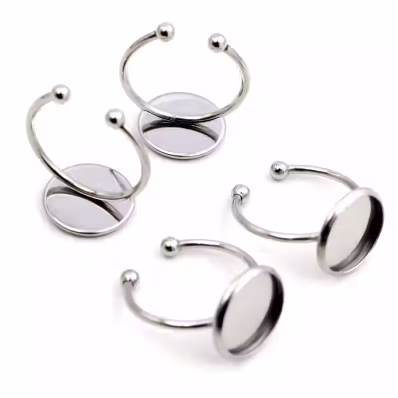 Thumbnail: Close-up van een roestvrijstalen open ringbasis voor handgemaakte sieradenprojecten.