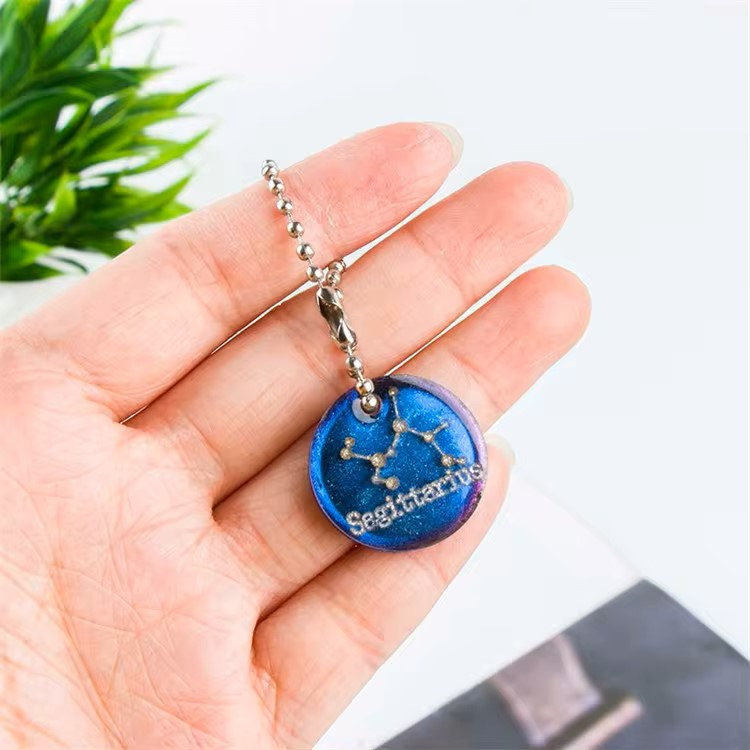 Thumbnail: Herbruikbare siliconen mal voor het creëren van gepersonaliseerde sieraden, hangers en decoraties van hars