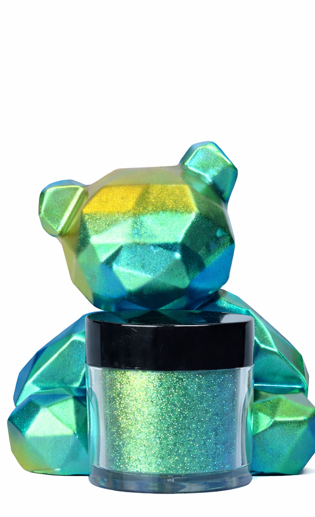 Glanzende epoxy resin art met chameleon pigment, met dynamische kleurveranderingen in paars, blauw en groen tinten.