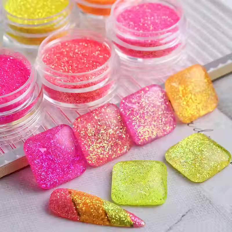 DIY-projecten gemaakt met glitterhars, inclusief sleutelhanger en telefoonhoesje met sprankelende, kleurrijke afwerking.