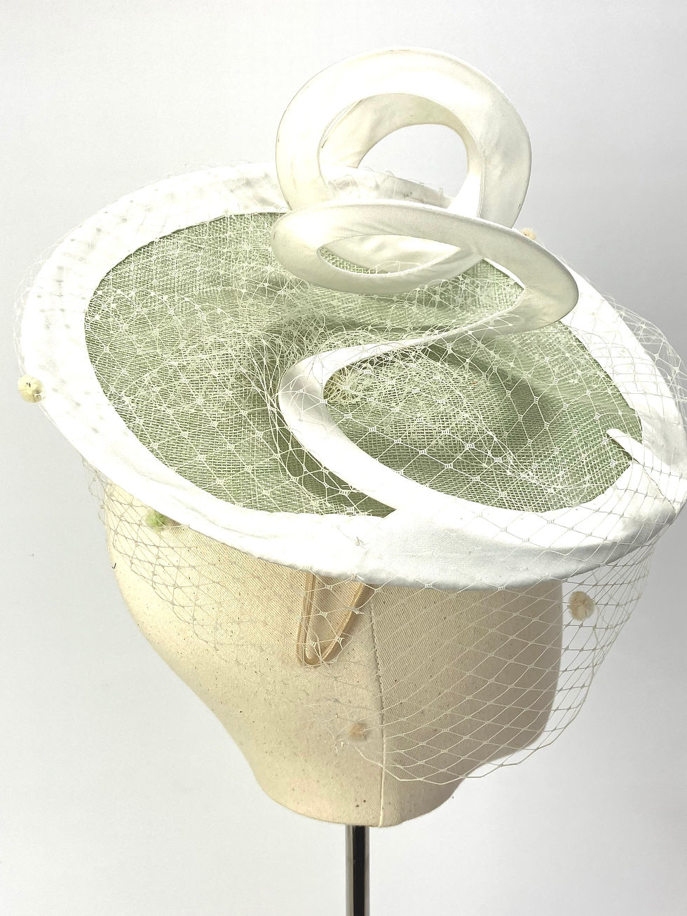 Thumbnail: Green spring saucer with veil