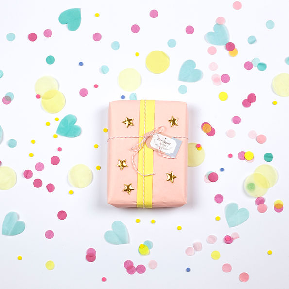 Cadeau d'anniversaire et confettis Bo'kit