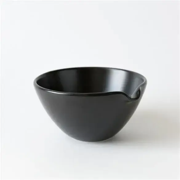 Matcha Pouring Bowl - Black Porcelain