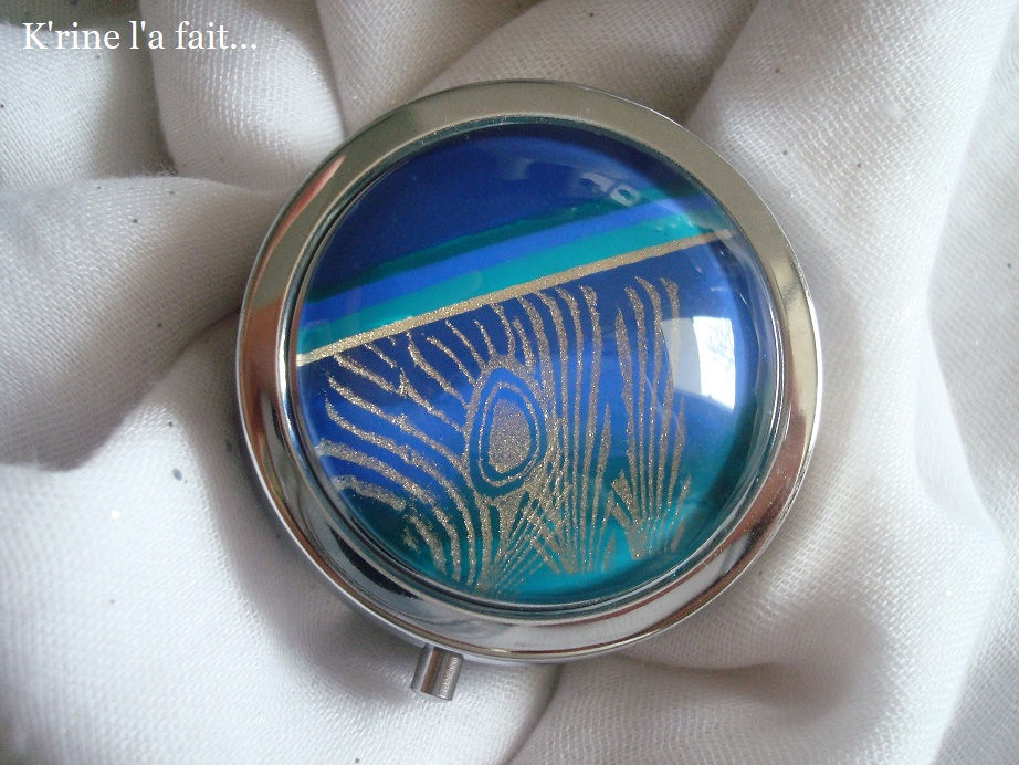Miniature : Pilulier ou petite boîte, cabochon peint en turquoise :