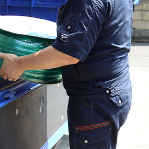 商品を車に積む