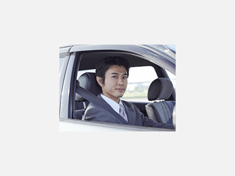 車を運転する男性