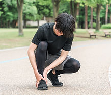 足をくじいた男性