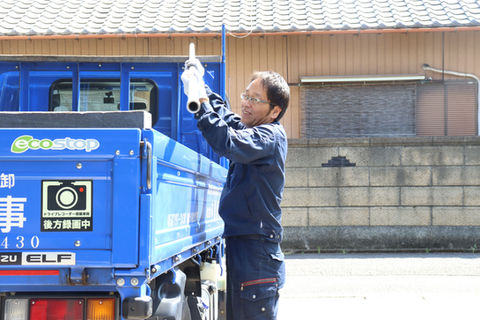 車に商品を積む