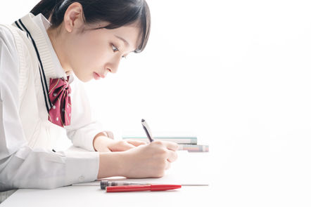 勉強する学生