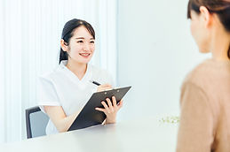 薬を選ぶ為、問診する薬剤師