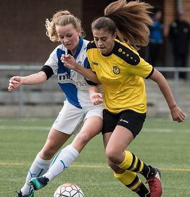 Sabrina schär spielt Fusssball bei GCZ