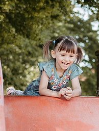 Lebendige Kitafotografie im Ostalbkreis – freies Spiel, strahlendes Kinderlachen und ungestellte, natürliche Momente.