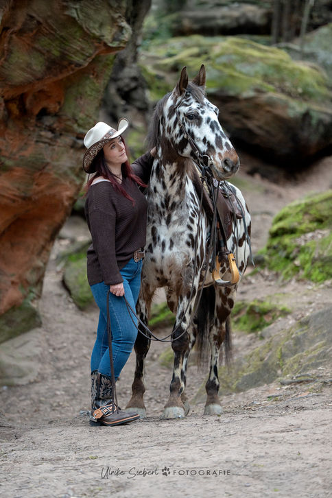 Pferdefotografie Ulrike Siebert – Mustang, Appaloosa,  inniger Moment zwischen Mensch und Pferd