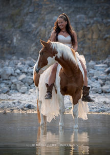 Pferdefotografie Ulrike Siebert – Mustang, inniger Moment zwischen Mensch und Pferd im See