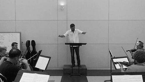 Regendo uma orquestra de câmara  realizando 'Appalachian Spring', de Aaron Copland - curso da UCLA