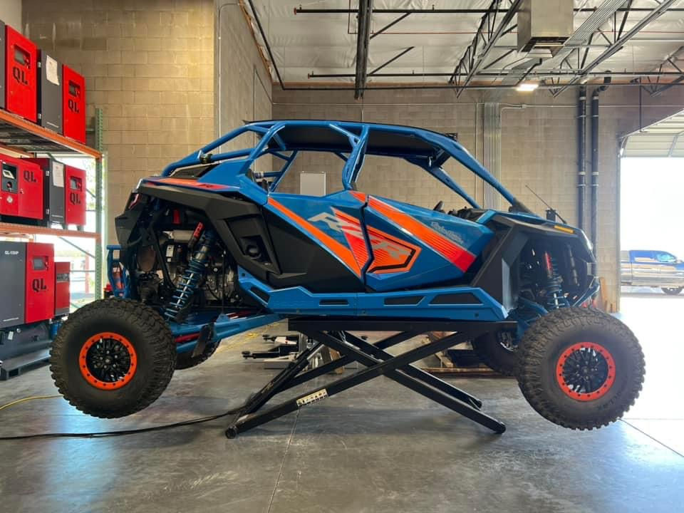 Thumbnail: Scissor lift with UTV