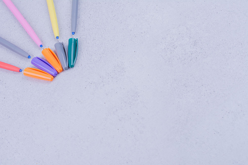 crayons-lineaires-multicolores-pour-la-coloration-ou-l-artisanat-de-mandala_edited.jpg