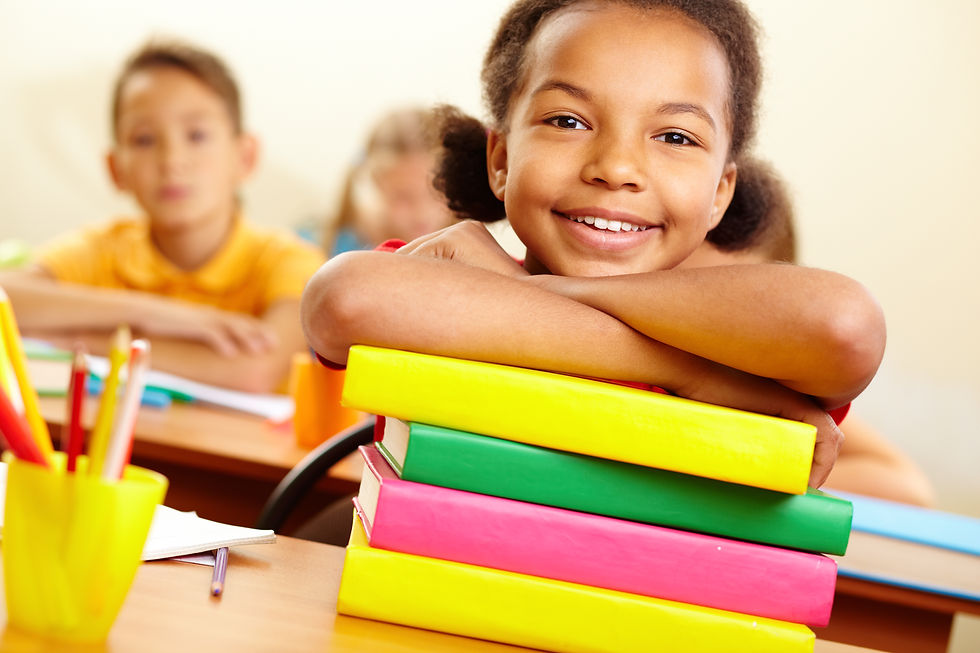 sourire-petite-fille-avec-des-livres-prets.jpg