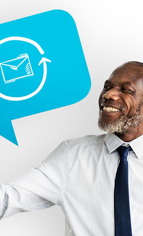 heureux-homme-tenant-le-symbole-email.jpg