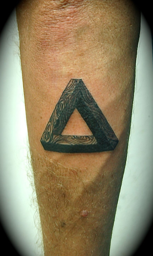 Tatuaje Triángulo tridimensional en madera