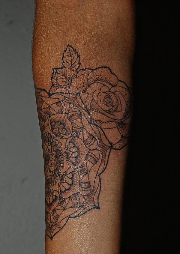 Tatuaje Mandala y rosas en negro y gris