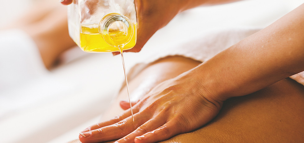 Massageöl auf dem Rücken bei einer Signature Spa Massage