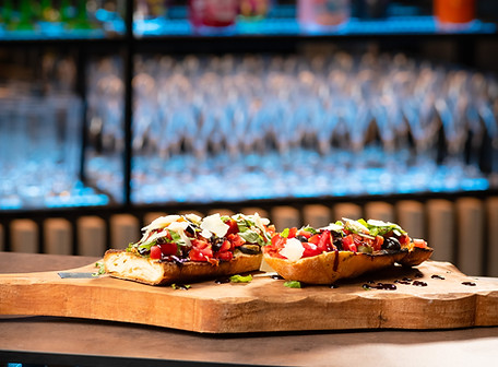 Bruschetta Pomodoro – křupavý chléb s rajčaty a čerstvými bylinkami, speciality Everything.cz