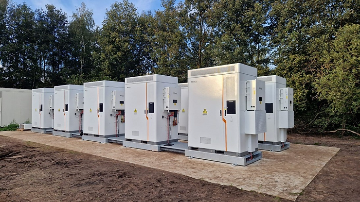 Foto: As baterias chegam no agro como importante aliada, dentre outros, para evitar as perdas e prejuízos financeiros causados pelos apagões e instabilidade energética nessas propriedades