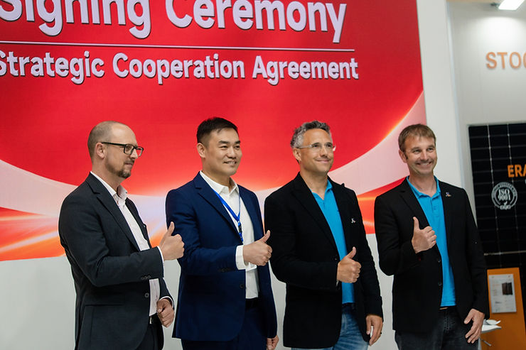 Huasun Energy y Next2Sun firman una alianza para sistemas fotovoltaicos bifaciales verticales en Europa