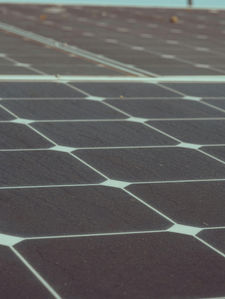 Palestinos contam com painéis solares para se comunicarem com amigos e familiares em meio a interrupções no fornecimento de eletricidade