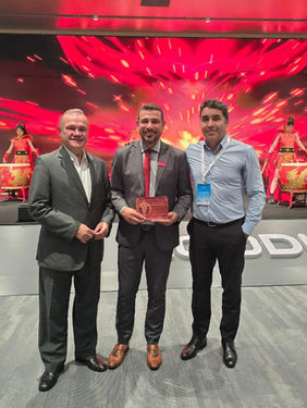 Merivaldo Britto é homenageado pela GoodWe na China por liderança em energia renovável