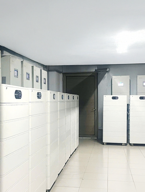 Aplicações C&I puxam a adoção de soluções fotovoltaicas com baterias no Brasil