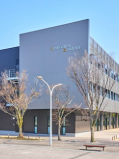 Universidade de Osaka inaugura prédio inteligente com bateria VRF da Sumitomo Electric e inteligência artificial para otimizar energia renovável