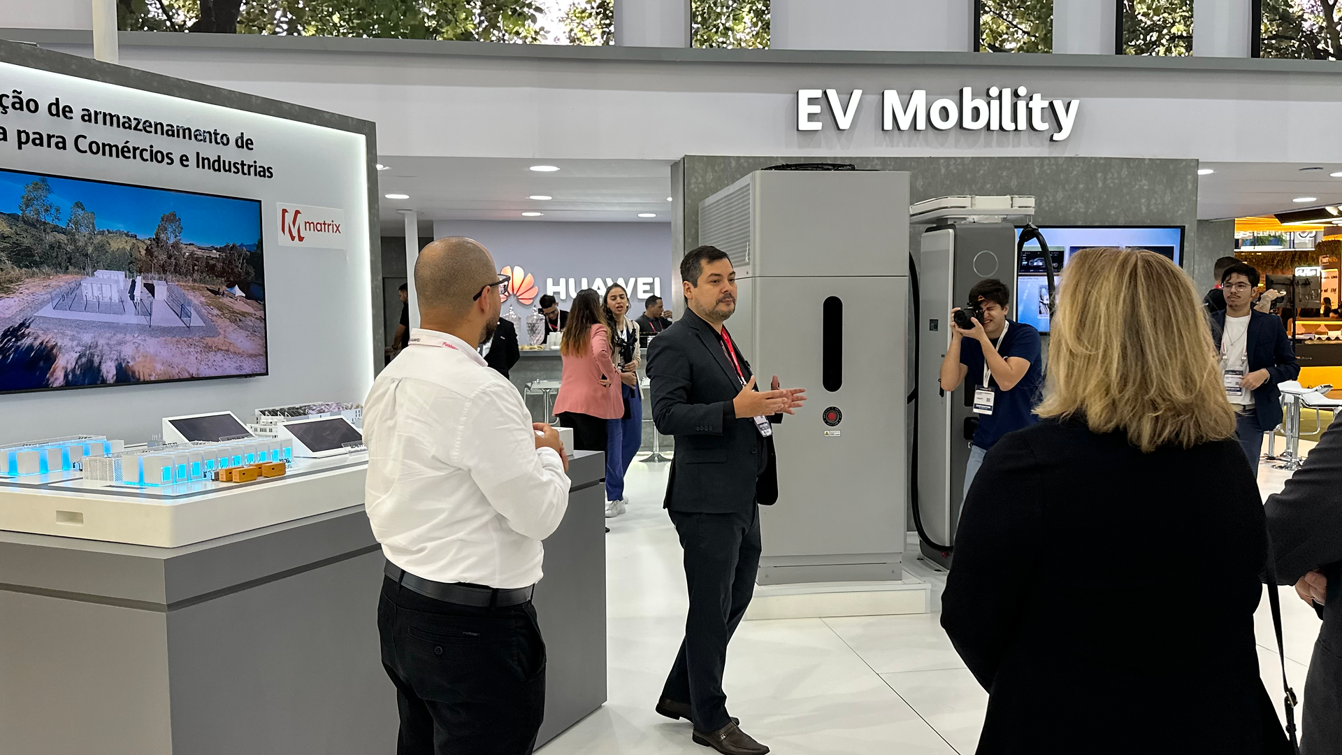 Huawei apresenta soluções de carregamento ultrarrápido e armazenamento de energia no Brasil