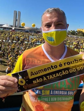 A Política da Falácia: Taxar o Sol e a Contradição da Sustentabilidade