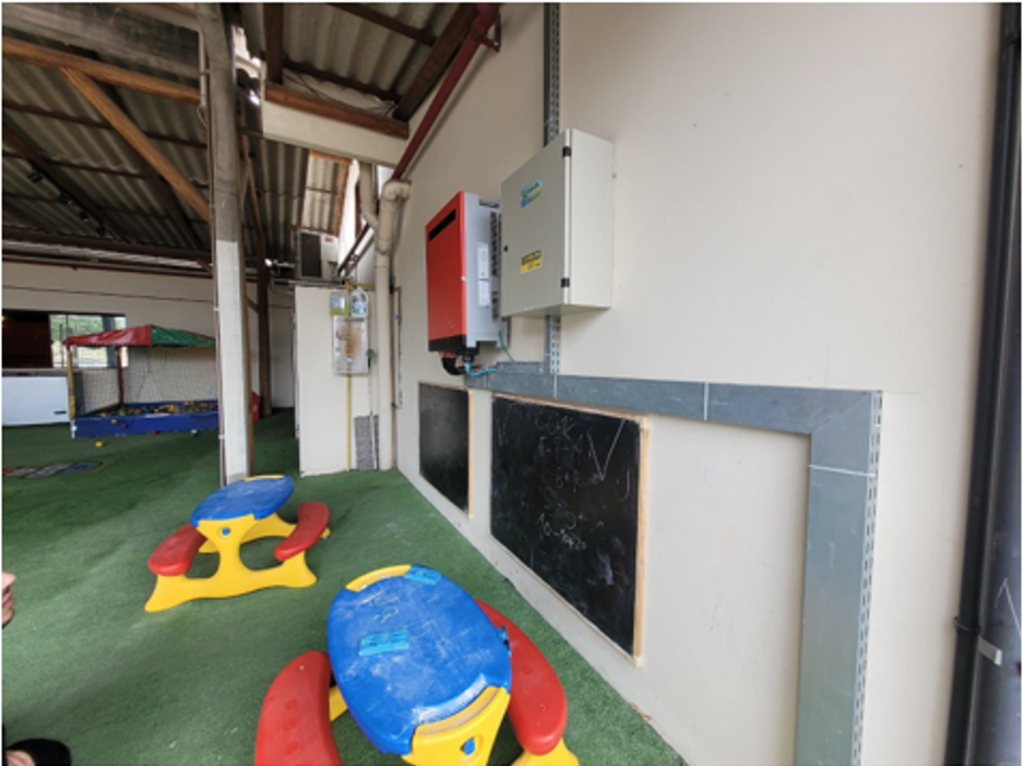 Fig.1 - Equipamentos de um sistema FV instalado em um playground infantil.