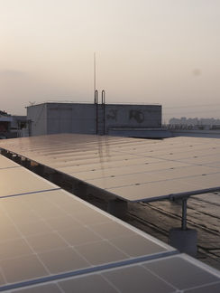 Com rendimento de até 15% maior, as placas solares full screen são opção para gerar mais energia com economia