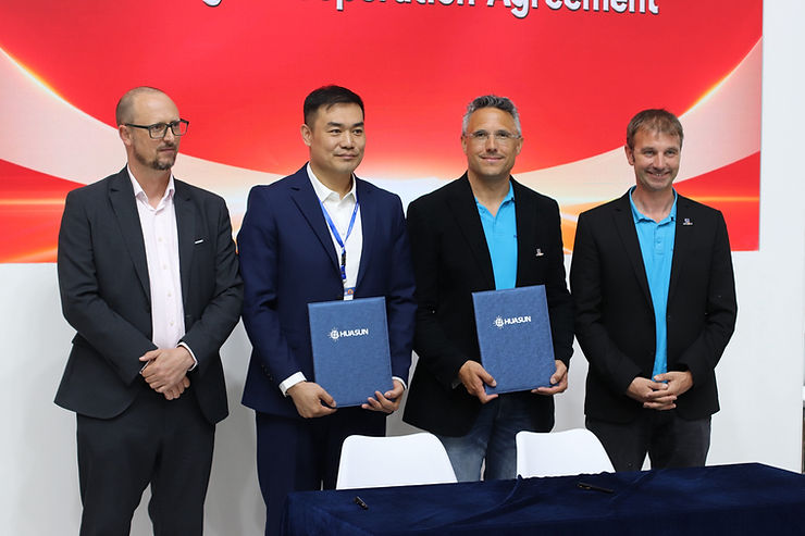Huasun Energy y Next2Sun firman una alianza para sistemas fotovoltaicos bifaciales verticales en Europa