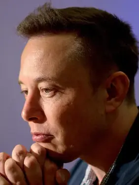 Após turbulência no mercado, Elon Musk reafirma permanência na Tesla e promete reduzir envolvimento político